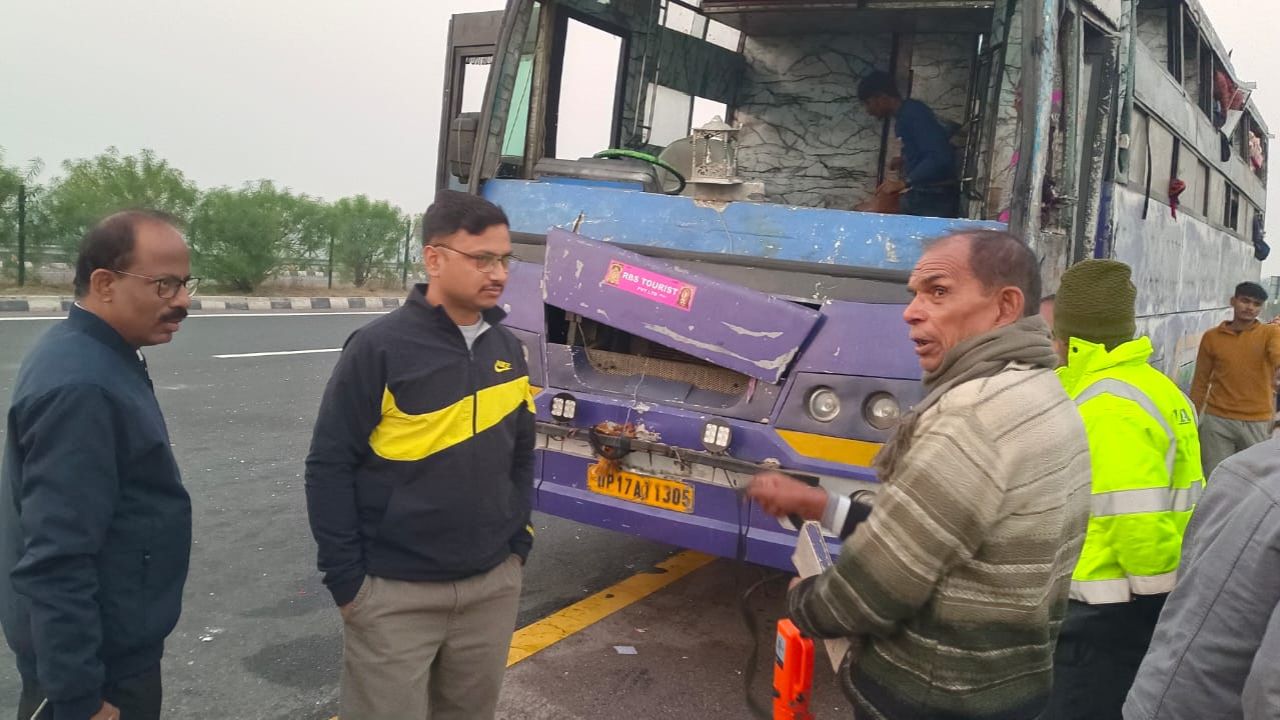 Kannauj News: आगरा-लखनऊ एक्सप्रेस वे पर भीषण हादसा, स्लीपर बस पलटने से 40 यात्री घायल
