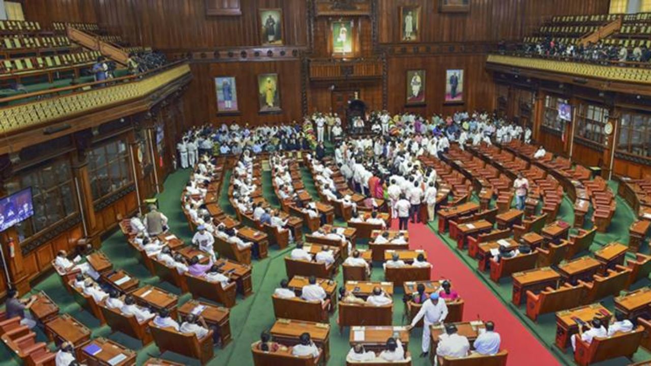 कर्नाटक सियासत में नया मोड़: मुख्यमंत्री पद पर छाया संकट, दल-बदल विरोधी कानून और राजनीतिक रस्साकशी