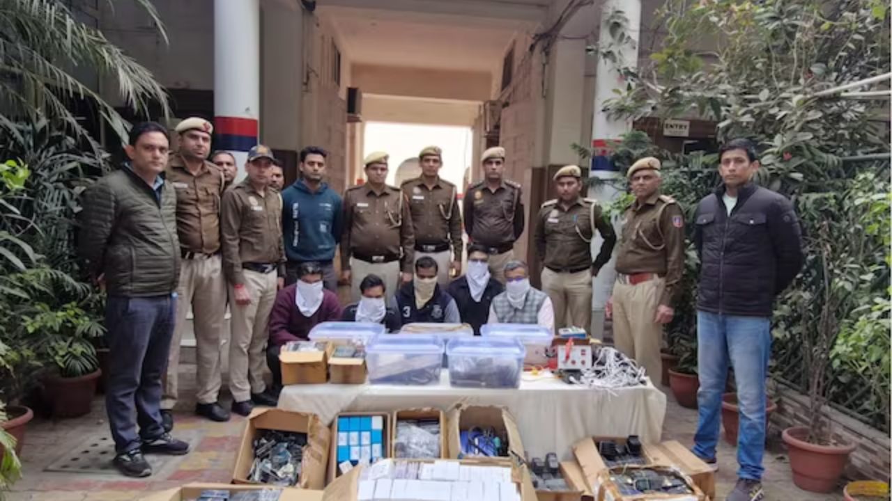 दिल्ली के करोग बाग में पुलिस की बड़ी कामयाबी: 2 सालों से चल रही थी अवैध मोबाइल फैक्ट्री, अंदर पहुंची टीम तो उड़ गए होश