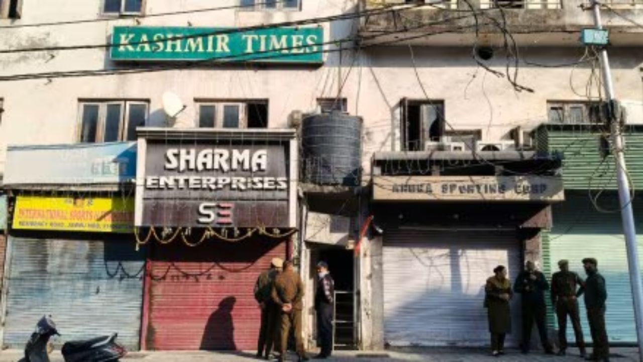 J&K: जम्मू कश्मीर से बड़ी खबर, अखबार कार्यालय में छापेमारी; मिले AK-47 के कारतूस