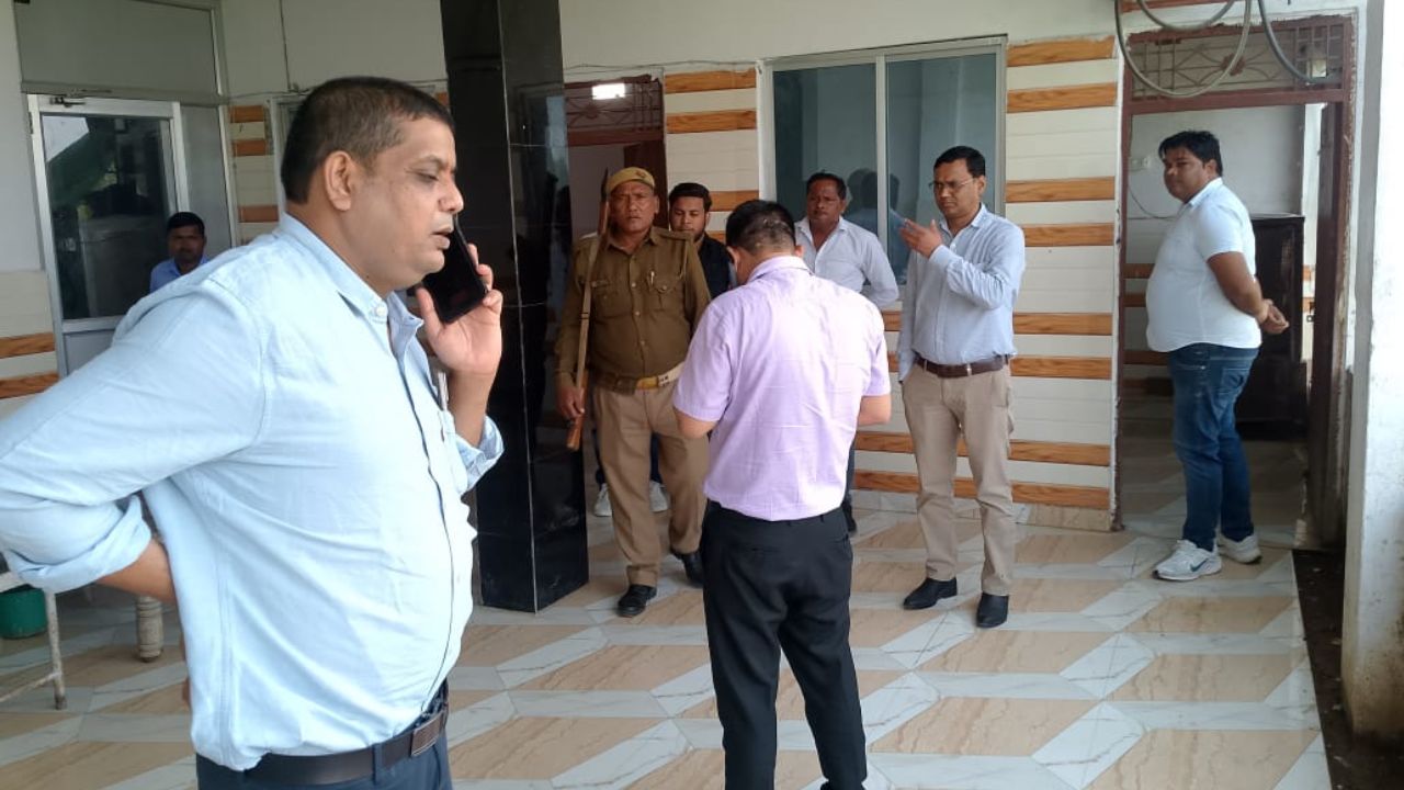 तीन मौतों से क्षेत्र में हड़कंप: अवैध अस्पताल में प्रशासन का छापा, 48 घंटे में बंद करने का नोटिस