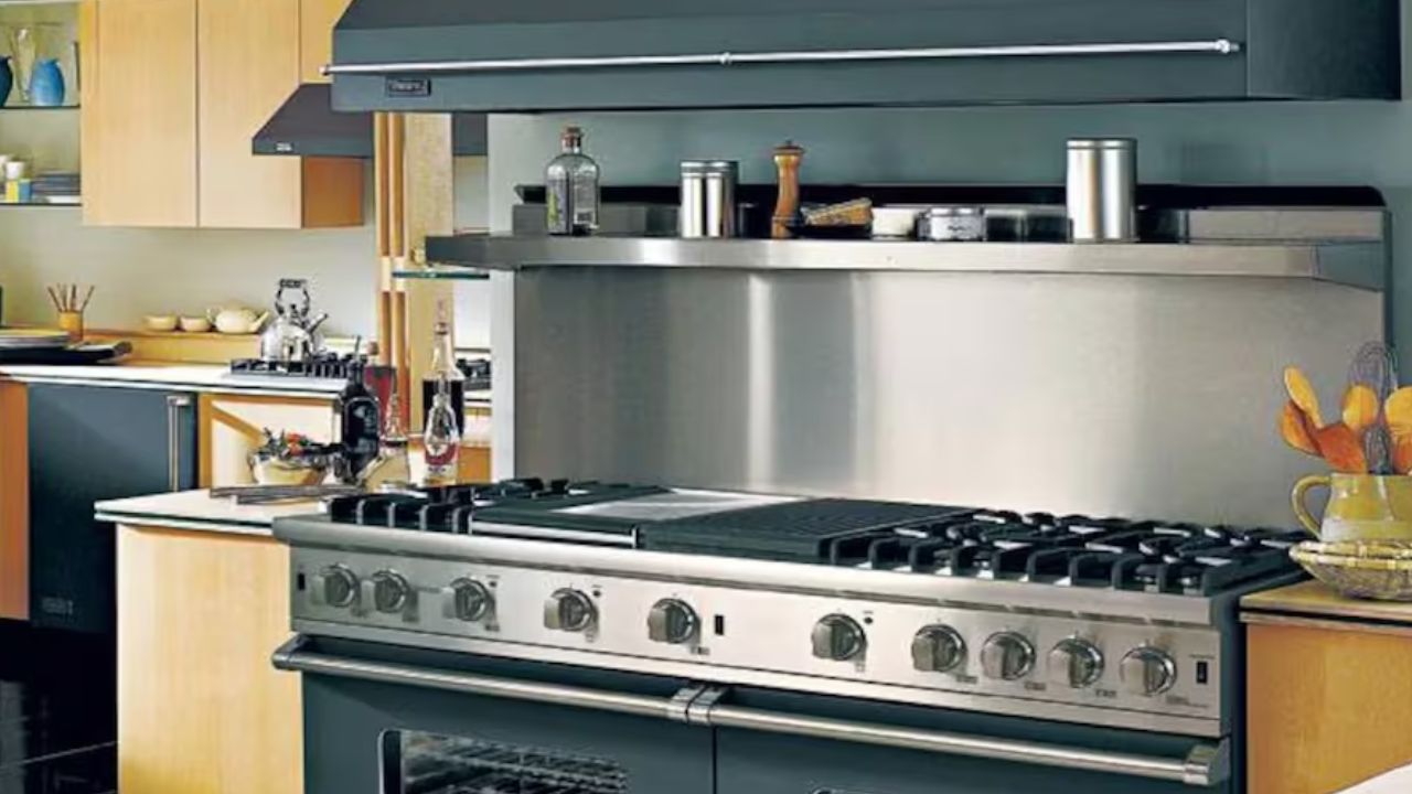 अगर घर के डिजाइन के कारण आप रसोईघर को दक्षिण-पूर्व दिशा में नहीं बना पा रहे हैं, तो वास्तु शास्त्र के अनुसार उत्तर-पश्चिम दिशा एक अच्छा विकल्प हो सकता है। हालांकि, उत्तर-पूर्व, दक्षिण-पश्चिम या घर के केंद्र में रसोईघर बनाने से बचना चाहिए। इन दिशाओं में रसोईघर बनवाने से वास्तु दोष उत्पन्न हो सकते हैं, जो घर के वातावरण को नकारात्मक बना सकते हैं और परिवार के सदस्यों के स्वास्थ्य, मानसिक स्थिति, और जीवन के अन्य पहलुओं पर भी प्रतिकूल प्रभाव डाल सकते हैं।