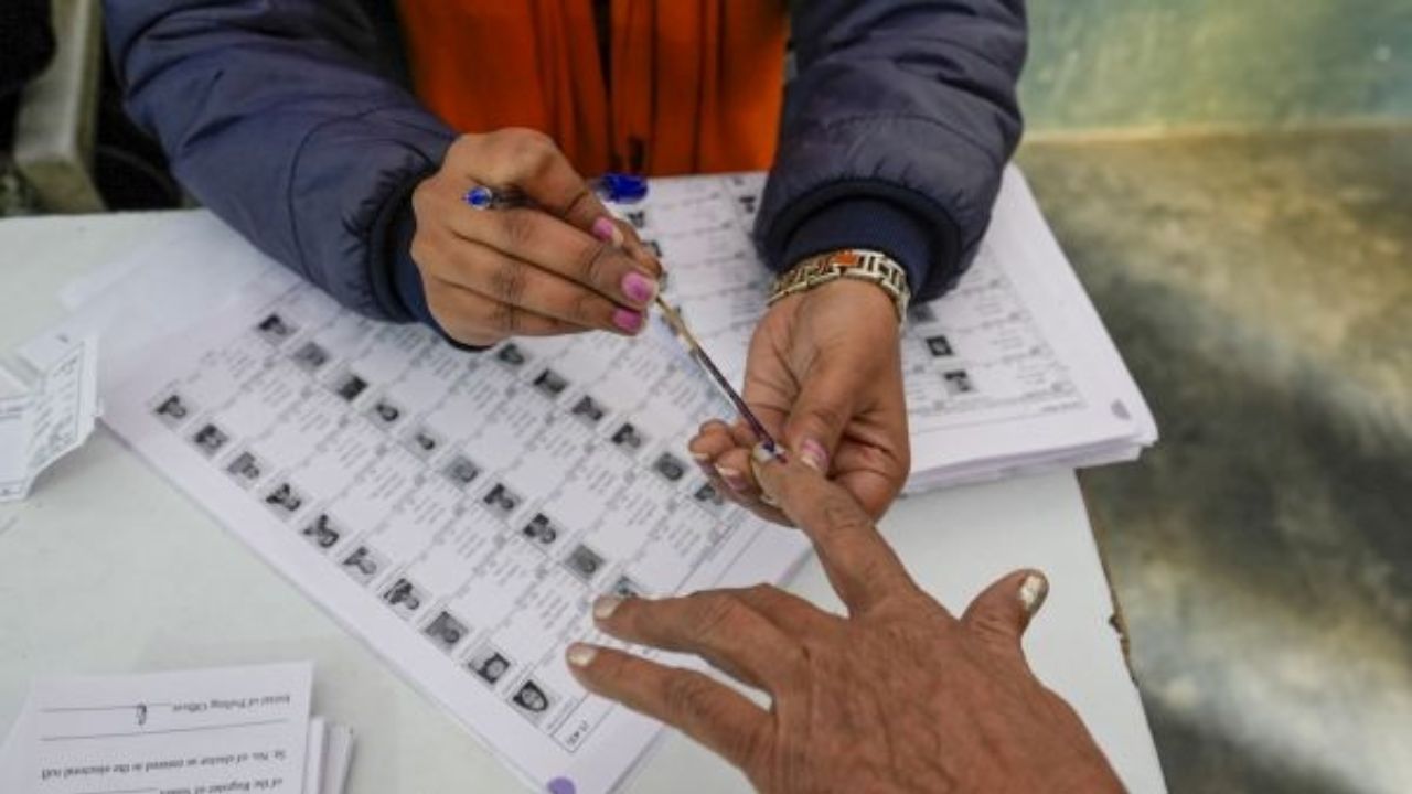 LIVE 1st Phase Voting in Bihar: बिहार में 121 सीटों पर वोटिंग जारी, जानिये मतगणना का ताजा अपडेट