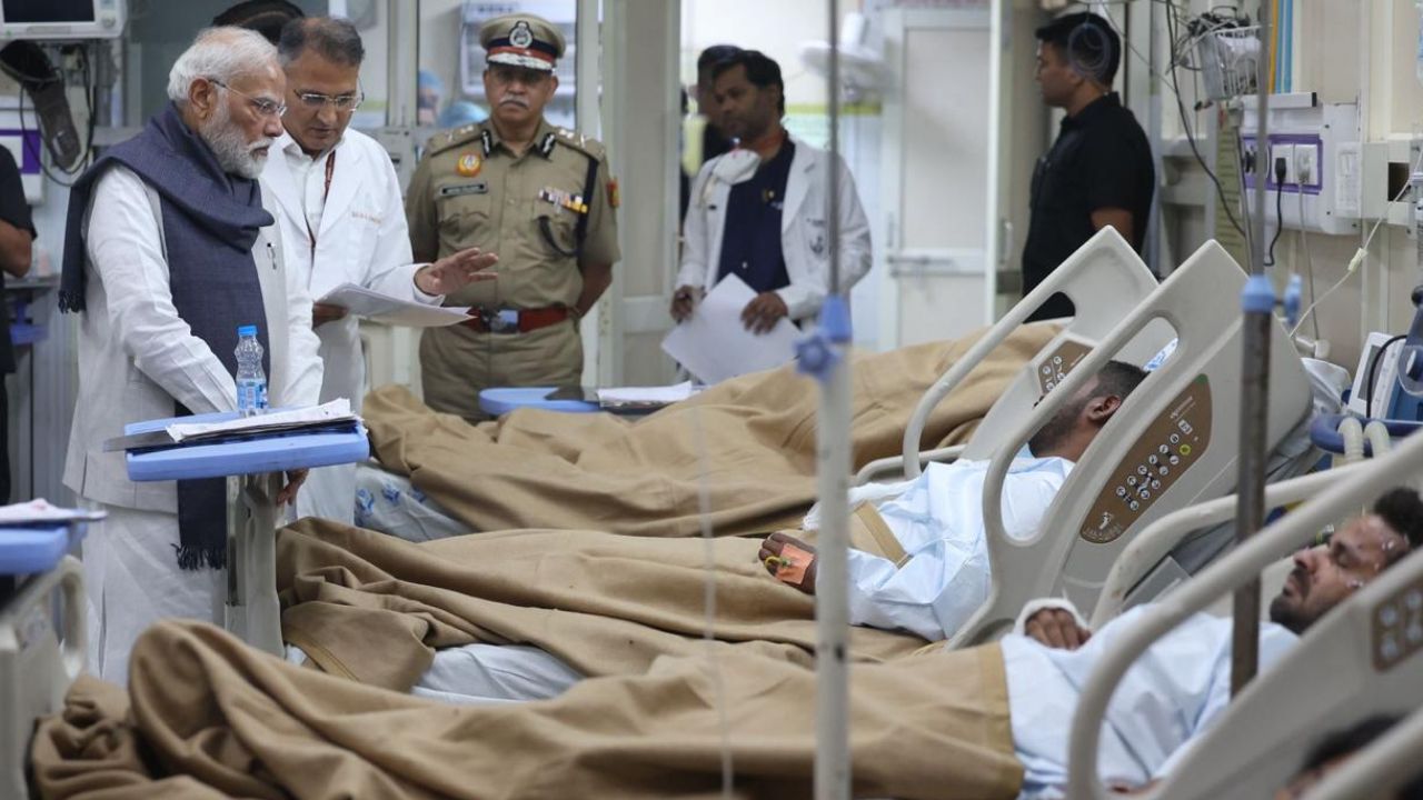 भूटान से लौटते ही पीएम मोदी का सीधा रुख एलएनजेपी अस्पताल की ओर, घायलों से की मुलाकात, जांच में तेजी के निर्देश