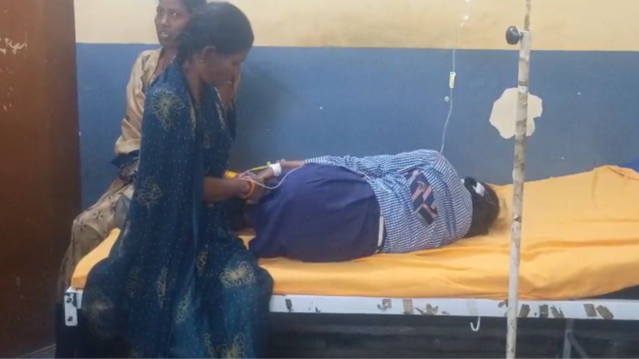 छात्रा को बचाने में अनियंत्रित हुई स्कूल वैन, नहर पटरी में पलटी; तीन बच्चे घायल