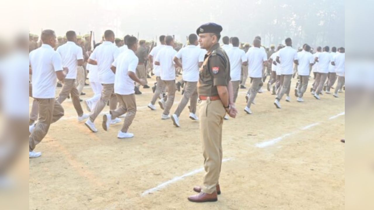 एसपी सोमेंद्र मीना ने साप्ताहिक परेड में ली सलामी, पुलिसकर्मियों को फिटनेस-अनुशासन के दिए सख्त निर्देश