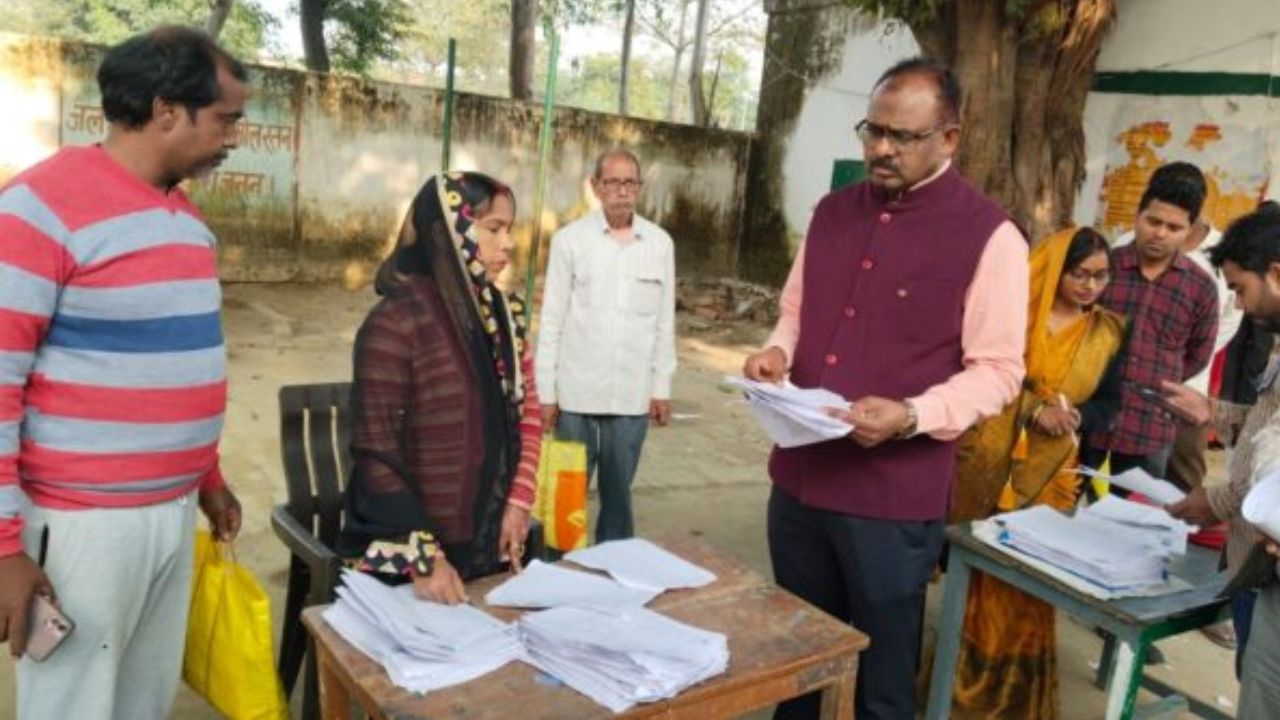 भागाटार में DM का औचक निरीक्षण: SIR और फार्मर रजिस्ट्री में तेजी के निर्देश, लापरवाही पर सख्ती की चेतावनी