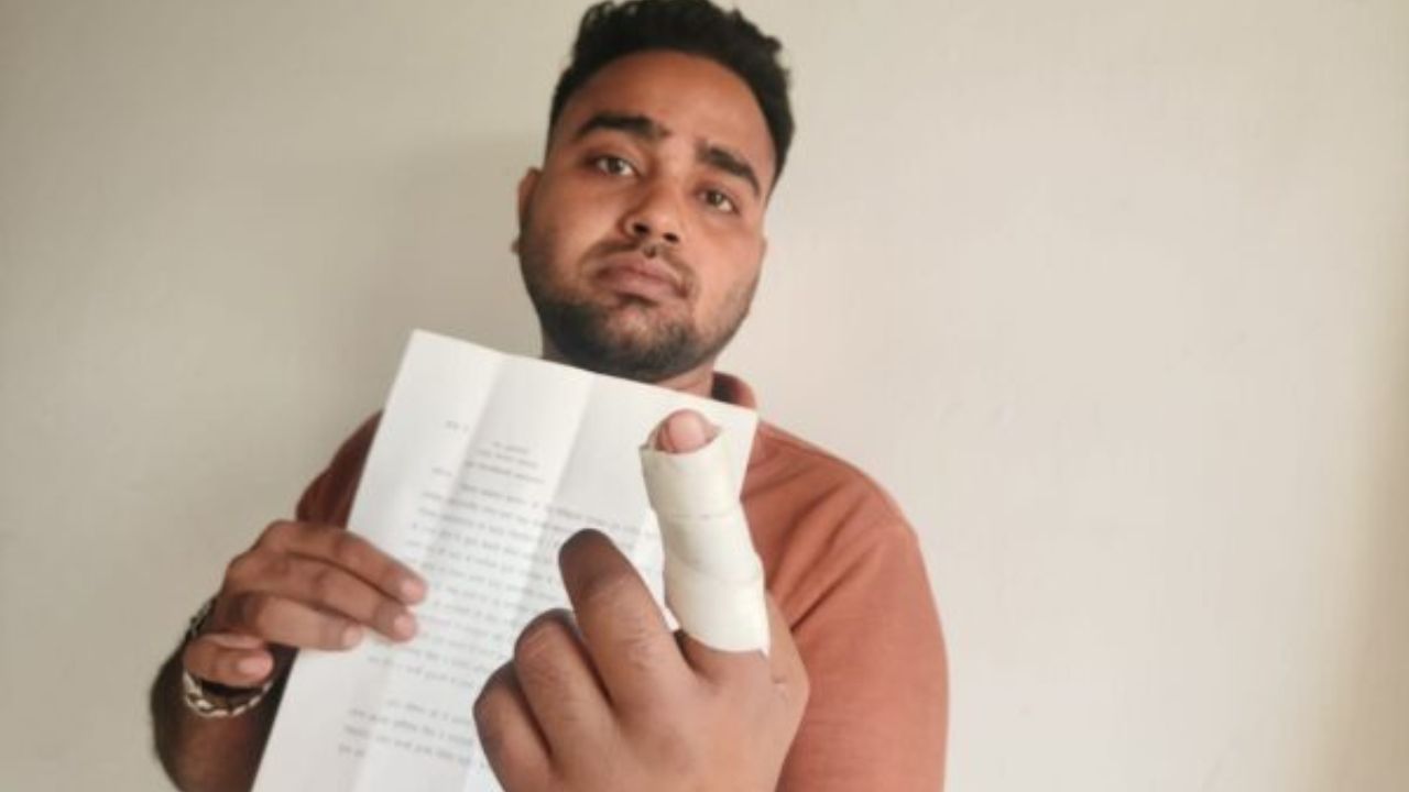 Maharajganj News: चौकी प्रभारी की पिटाई से बीटेक छात्र की टूटी उंगली, CM योगी से लगाई न्याय की गुहार