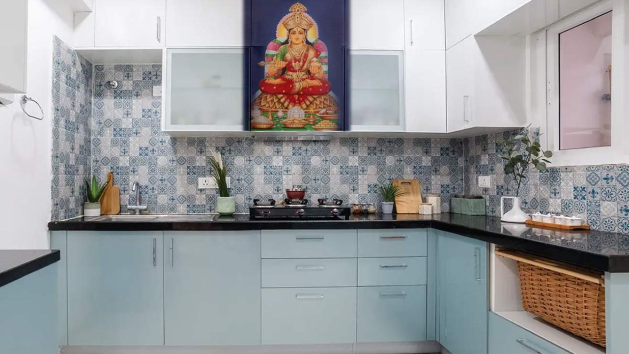 मां अन्नपूर्णा की पूजा घर में सकारात्मक ऊर्जा का संचार करती है और घर के प्रत्येक सदस्य को पर्याप्त आन्न और धन प्राप्त होता है। यह पूजा रसोईघर के पवित्रता को बनाए रखती है और घर की समृद्धि का मार्ग प्रशस्त करती है। घर के भीतर हर समय मां अन्नपूर्णा की उपस्थिति से न केवल घर का वातावरण शुभ रहता है, बल्कि परिवार के सदस्य मानसिक शांति और खुशी का अनुभव करते हैं।