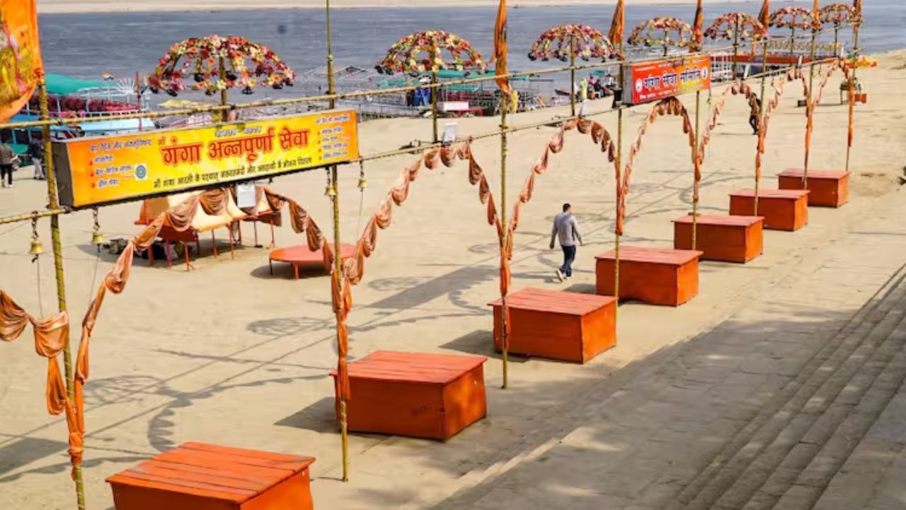 प्रयागराज माघ मेला 2026: इतिहास रचने की ओर बढ़ रही तैयारियां, भगवा रंग में सजे पांटून पुल