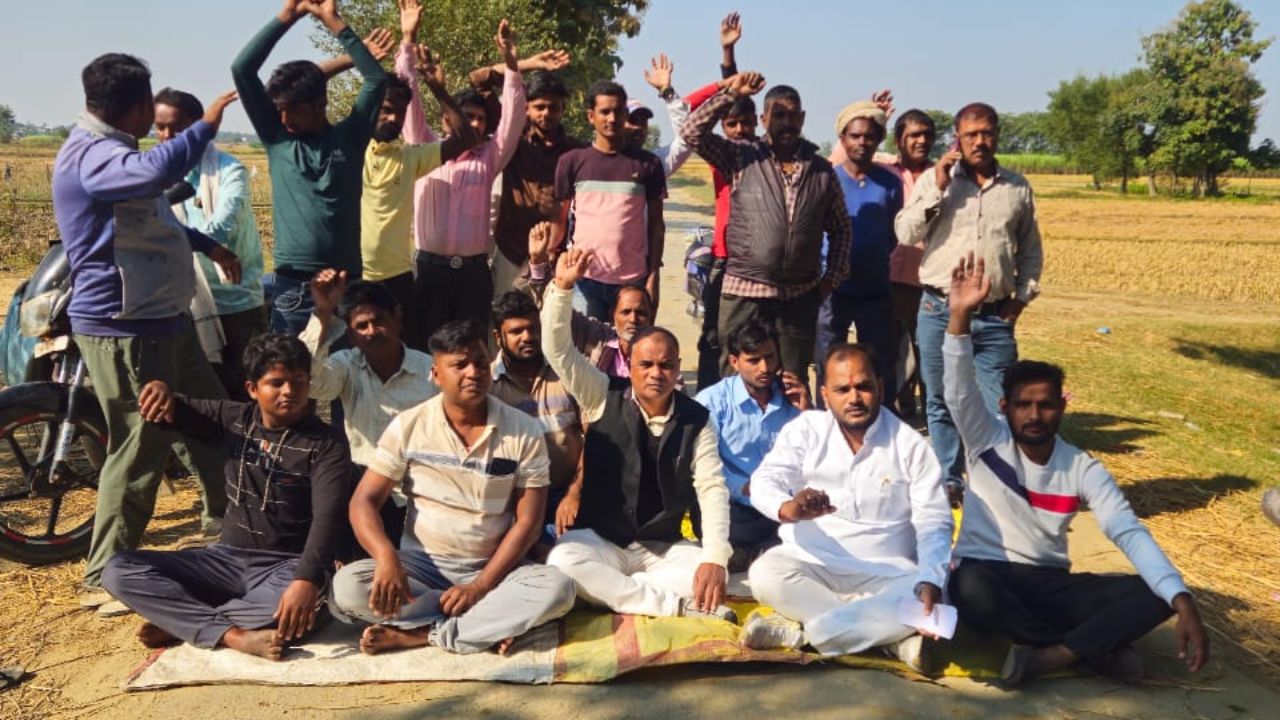 जर्जर सड़क से त्रस्त ग्रामीणों का आक्रोश फूटा, कटहरी चौराहे पर दिया धरना