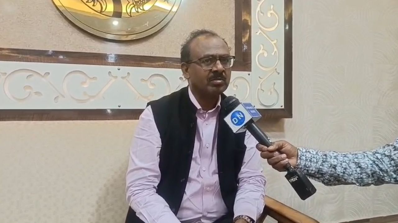 Maharajganj: पराली जलाने से रोकने के लिए DM का गांव-गांव दौरा, डाइनामाइट न्यूज़ के साथ Exclusive Interview