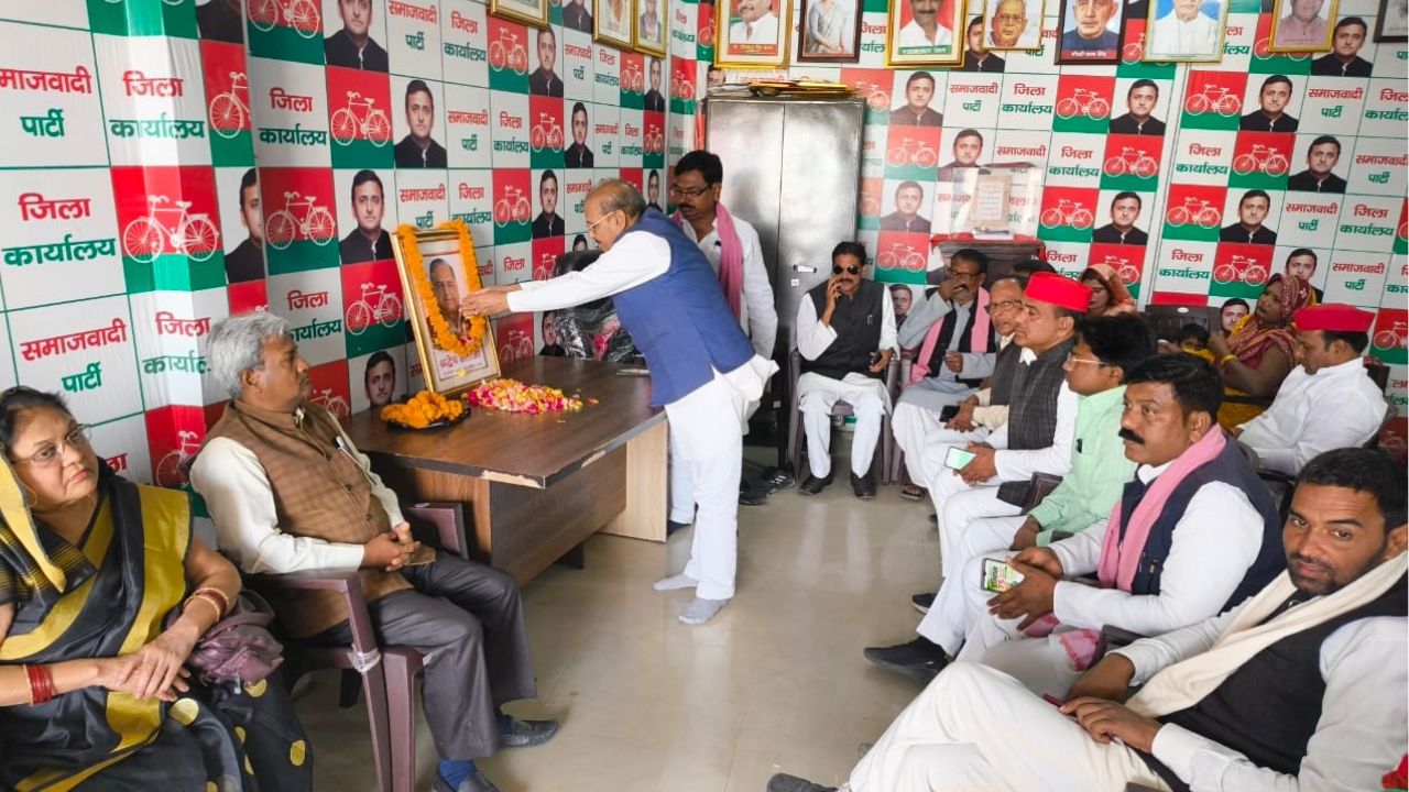 मुलायम सिंह यादव की जयंती पर सपा कार्यालय में उमड़ा जनसैलाब, पूर्व मंत्री सुशील कुमार टिबड़ेवाल ने पुष्प अर्पित कर की नमन