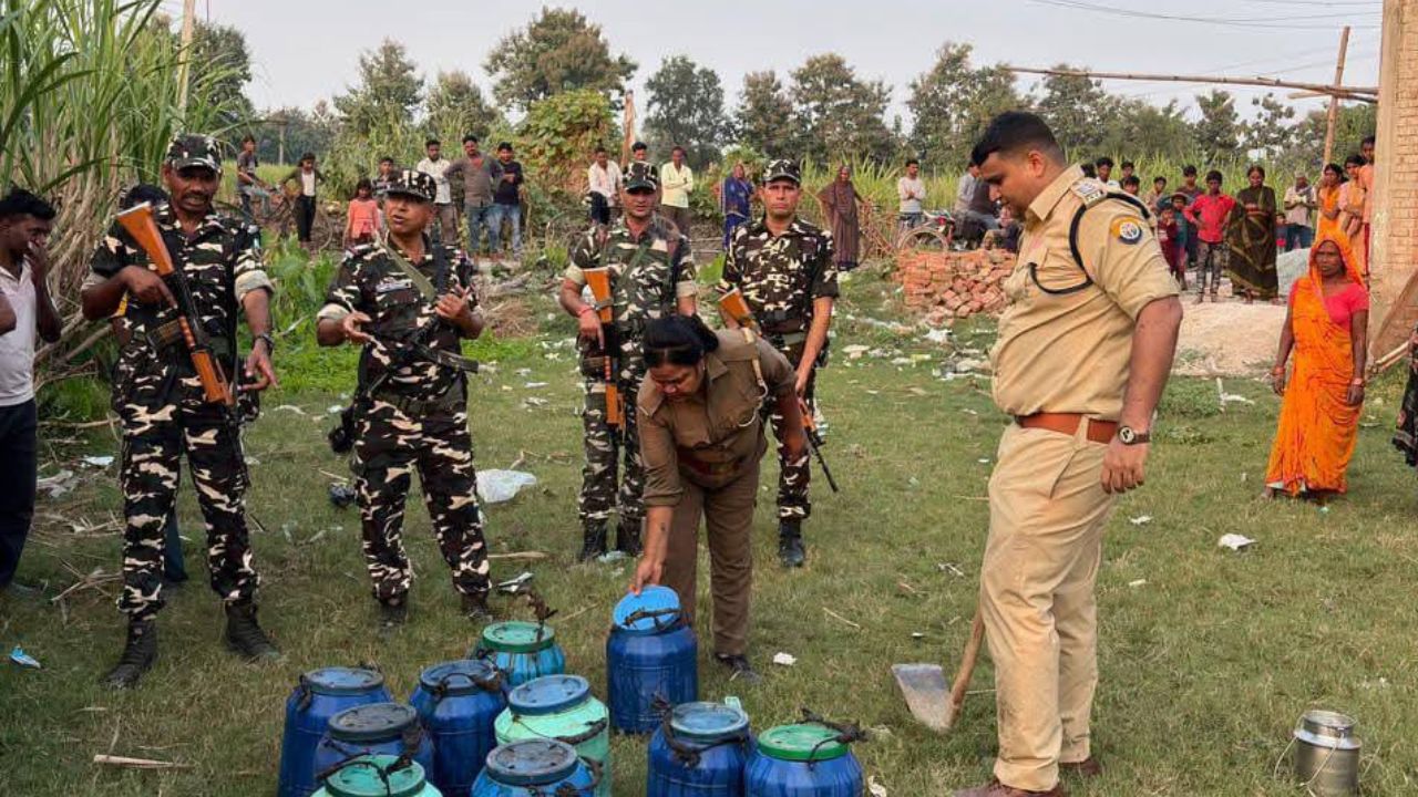 Maharajganj News: आबकारी और एसएसबी की संयुक्त कार्रवाई: 80 लीटर कच्ची शराब बरामद, 22 कुंतल नष्ट