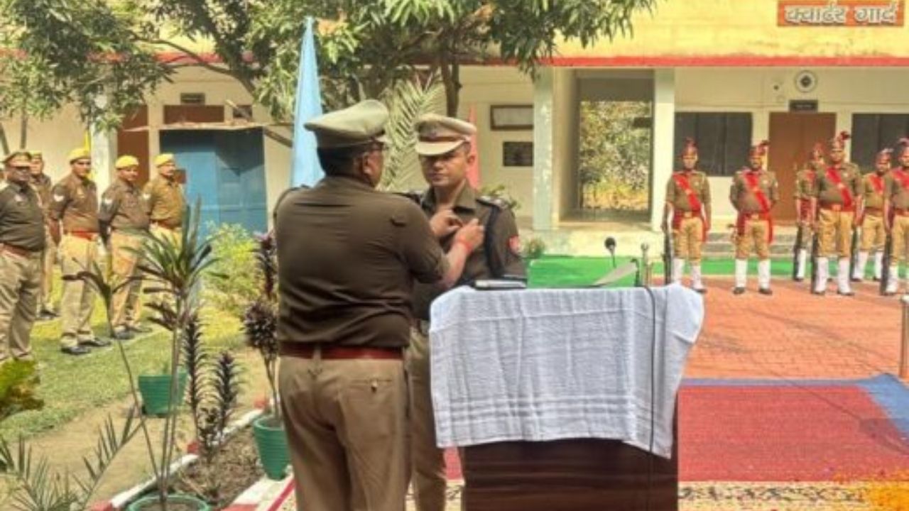 Police Flag Day: महराजगंज एसपी ने जवानों के साथ दोहराई सेवा और समर्पण की शपथ, ये रहा खास