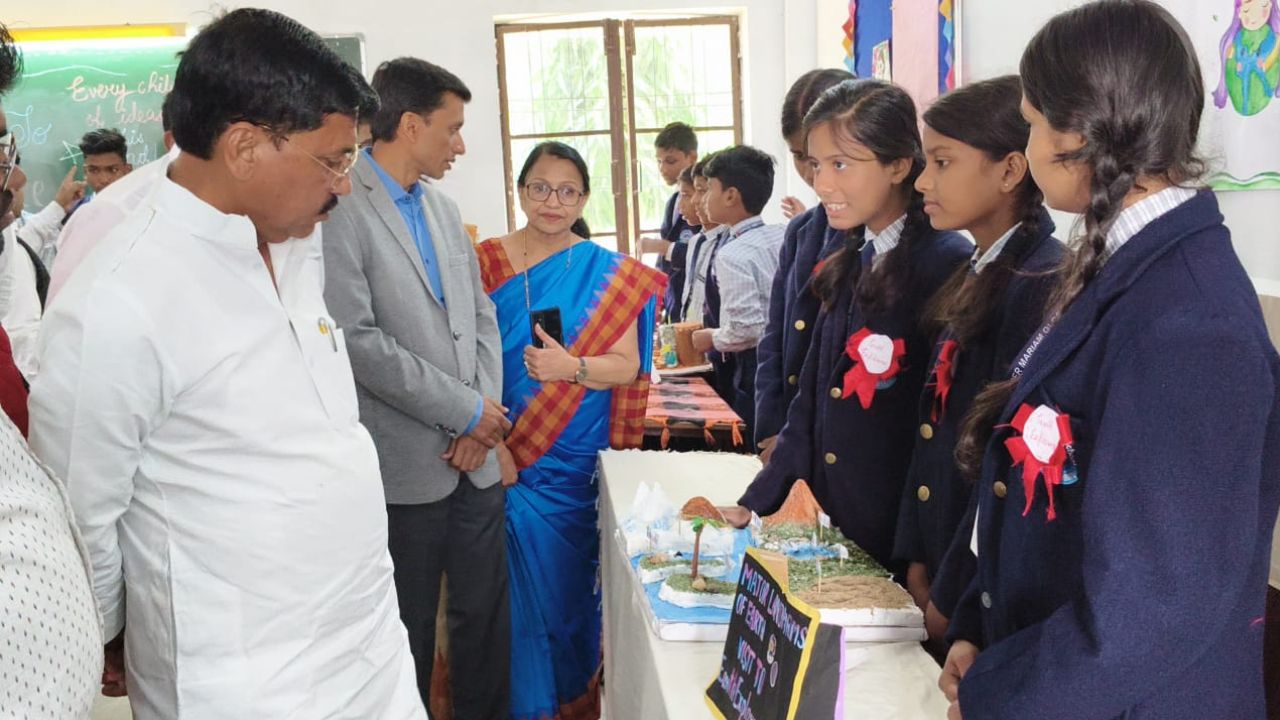 Maharajganj News: कोल्हुई में विज्ञान एवं कला प्रदर्शनी का आयोजन, छात्रों ने प्रस्तुत किए शानदार मॉडल