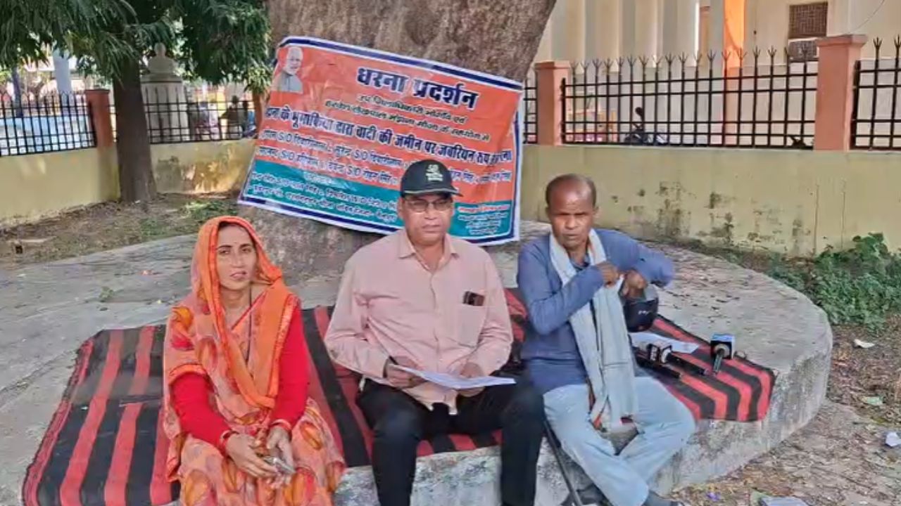 मैनपुरी में भू माफियाओं के खिलाफ धरने पर बैठे पूर्व सैनिक, परिवार सहित प्रशासन से न्याय की मांग; पढ़ें पूरी खबर