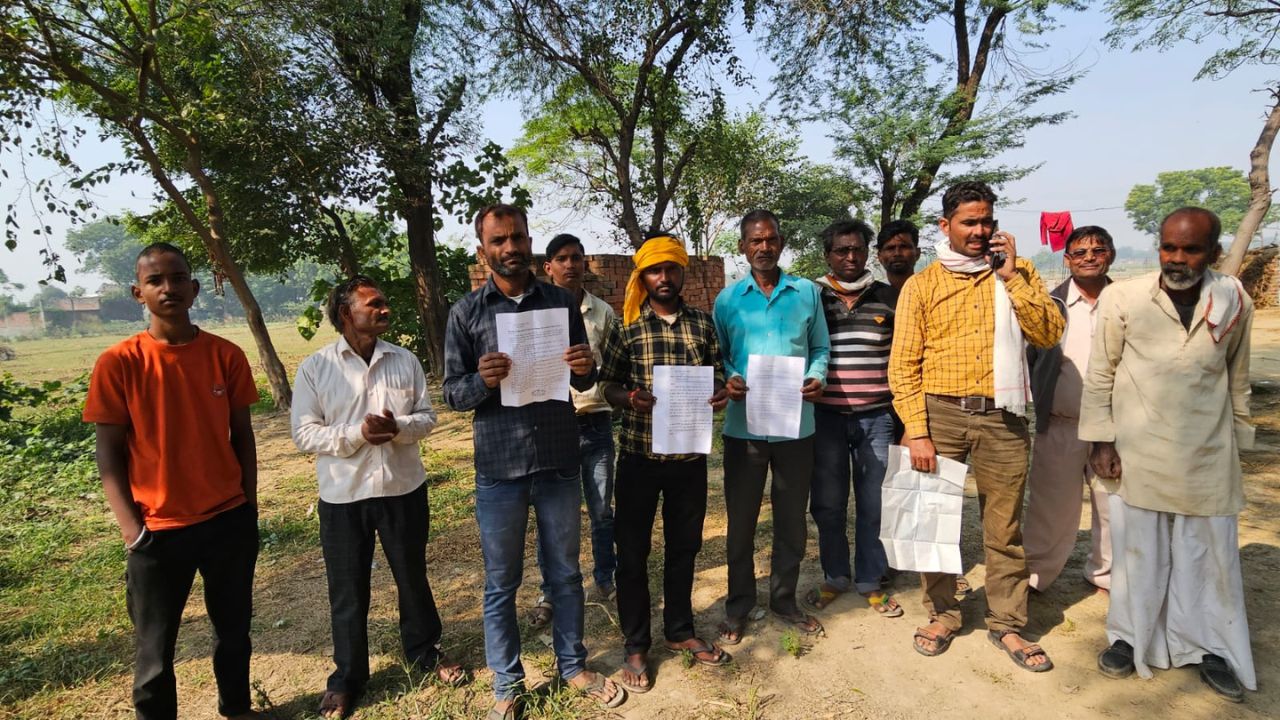 Mainpuri News: भू-माफिया का ज़मीन पर अवैध कब्ज़ा, ग्रामीणों ने प्रशासन से की कार्रवाई की मांग