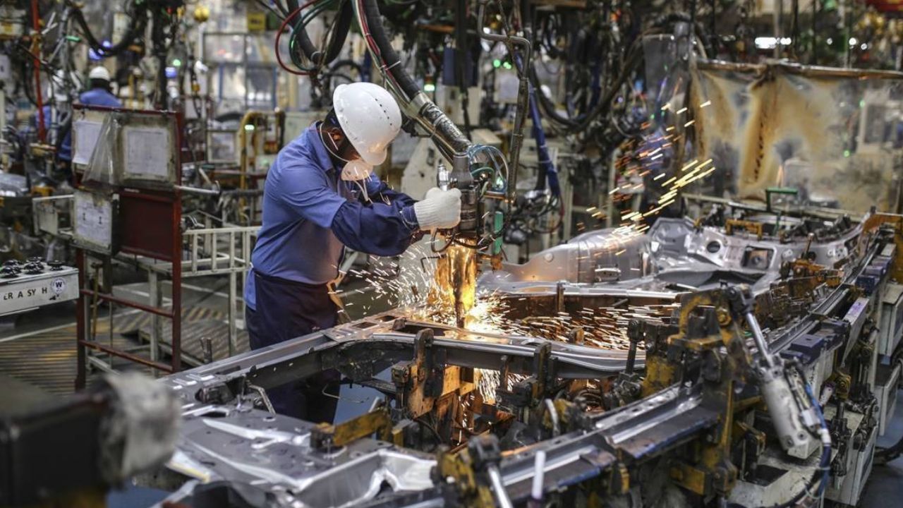 मैन्युफैक्चरिंग सेक्टर में नई ऊंचाइयों की ओर बढ़ा भारत, अक्टूबर में PMI ने तोड़ा रिकॉर्ड