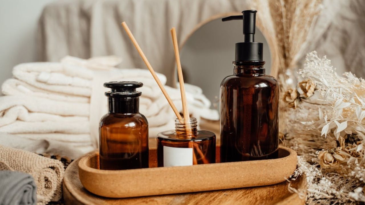 तेल में मौजूद विटामिन, फैटी एसिड और मिनरल्स बालों की जड़ों को गहराई तक पोषण देते हैं। इससे बाल मजबूत होते हैं और टूटने–झड़ने की समस्या कम होती है। बादाम, नारियल और आंवला तेल विशेष रूप से पोषण देने के लिए अच्छे माने जाते हैं। (Img: Pexels) तेल में मौजूद विटामिन, फैटी एसिड और मिनरल्स बालों की जड़ों को गहराई तक पोषण देते हैं। इससे बाल मजबूत होते हैं और टूटने–झड़ने की समस्या कम होती है। बादाम, नारियल और आंवला तेल विशेष रूप से पोषण देने के लिए अच्छे माने जाते हैं। (Img: Pexels)