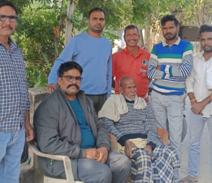 Gorakhpur News: सोशल मीडिया ने पिता-पुत्र को मिलाया; बुजुर्ग की पहचान वायरल तस्वीर से हुई