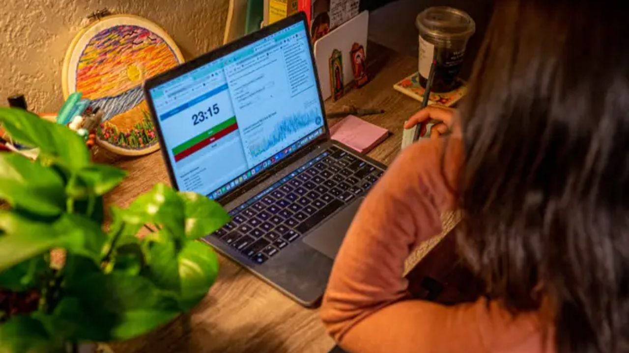 पोमोडोरो तकनीक आपको अपने काम को छोटे सत्रों में बांटने की सुविधा देती है। इससे फोकस बढ़ता है और काम समय पर पूरा होता है। पोमोडोरो तकनीक आपको अपने काम को छोटे सत्रों में बांटने की सुविधा देती है। इससे फोकस बढ़ता है और काम समय पर पूरा होता है।