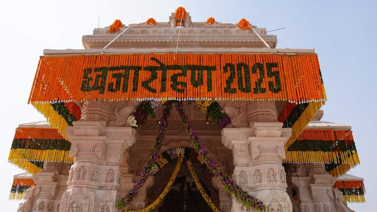 विशेषज्ञों का कहना है कि धार्मिक स्थलों पर ऐसे प्रतीक समाज में एकता और नैतिक मूल्यों को सुदृढ़ करने में मदद करते हैं। अयोध्या के राम मंदिर में इस ध्वजा का महत्व सिर्फ धार्मिक नहीं, बल्कि सांस्कृतिक और ऐतिहासिक दृष्टि से भी अत्यधिक है। (Img- X/@ShriRamTeerth))