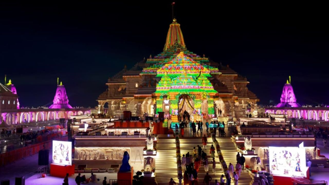 राम मंदिर ध्वजारोहण: रंग-बिरंगी रोशनी से सराबोल हुई रामनगरी, ऐतिहासिक क्षण लिए तैयार