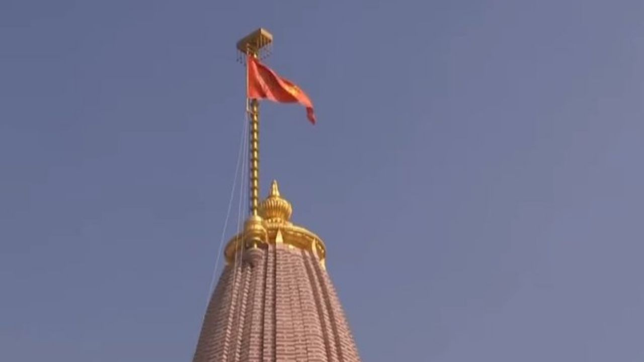 धर्म ध्वजा समकोण त्रिभुजाकार का है, जिसकी ऊंचाई 10 फुट और लंबाई 20 फुट है। इस ध्वजा पर उकेरा गया दीप्तिमान सूर्य भगवान राम के तेज और वीरता का प्रतीक माना जाता है। (सोर्स- एक्स/@KaiseAanaHuaaa)