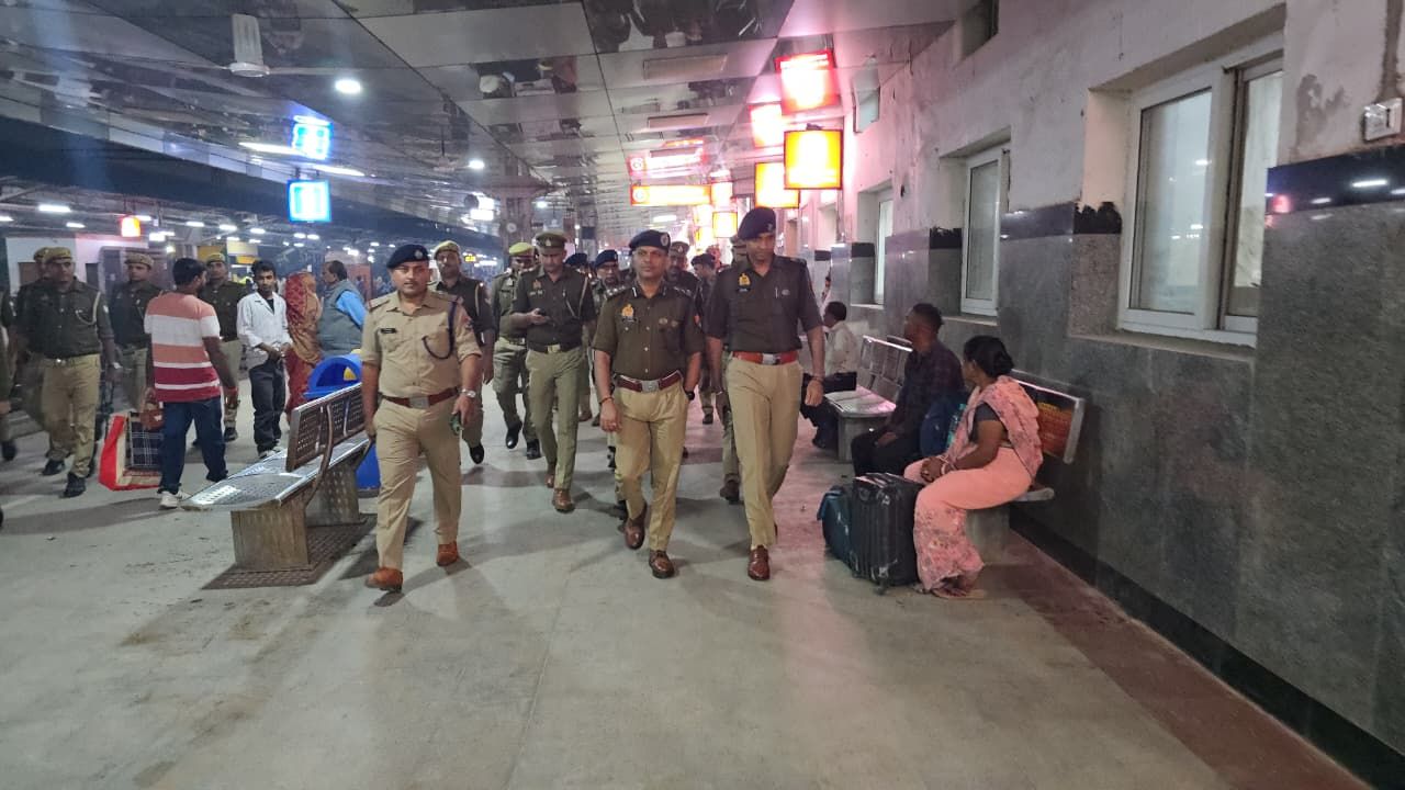 देवरिया रेलवे स्टेशन पर DIG का औचक निरीक्षण, दिल्ली विस्फोट के बाद सुरक्षा व्यवस्था कड़ी