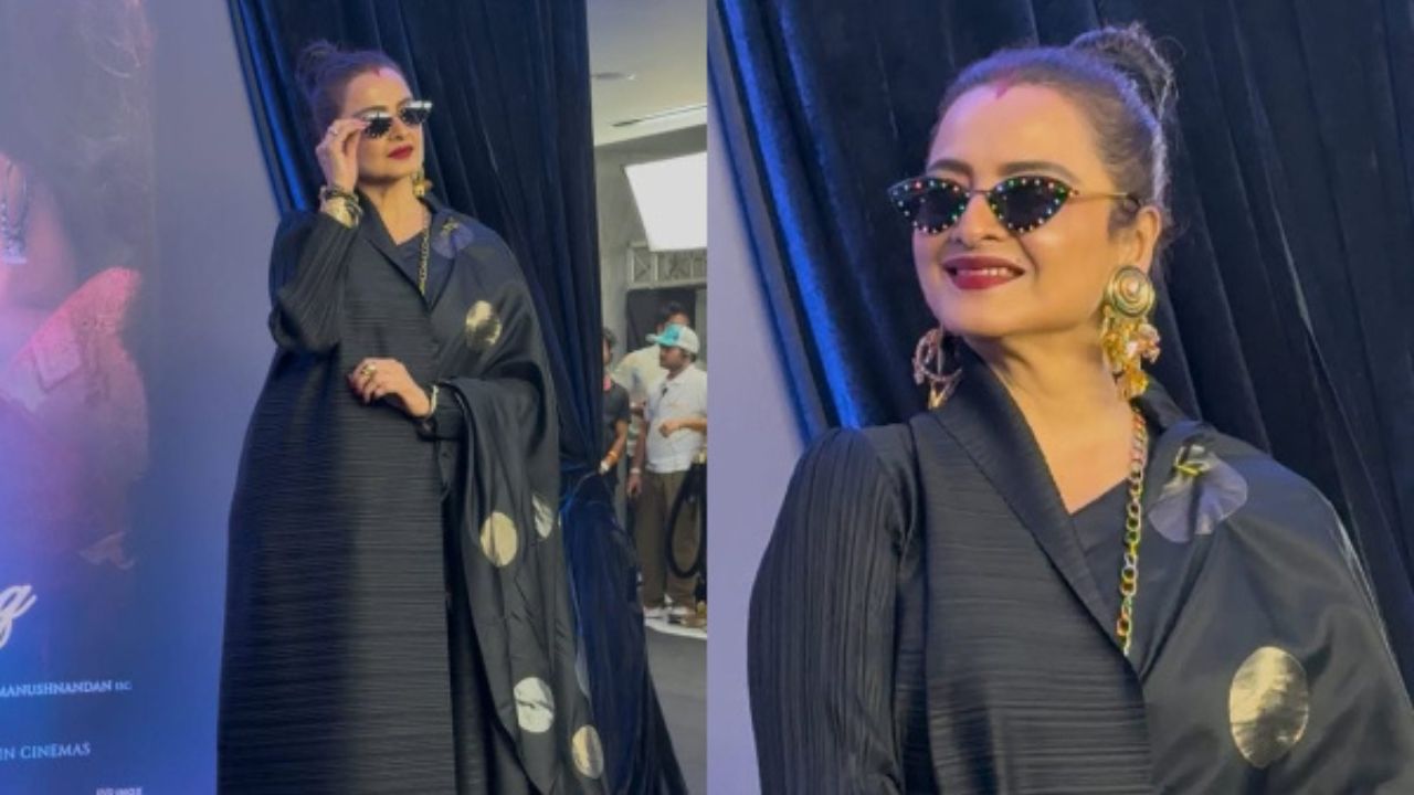 एवरग्रीन रेखा हमेशा की तरह सभी का दिल जीतते हुए नजर आईं। ब्लैक स्टाइलिश साड़ी और काले चश्मे ने उनके लुक को और रॉयल बना दिया। (Img source: Google)