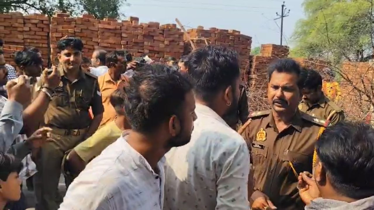 जालौन में किसानों का सड़क जाम, जलभराव से परेशान किसानों ने किया धरना