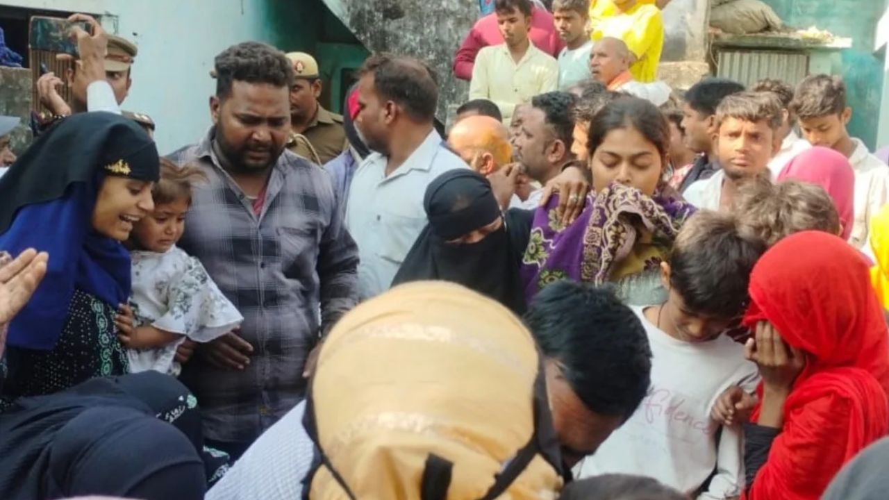 श्रावस्ती में दिल दहलाने वाला मामला: बंद कमरे से पति-पत्नी और तीन बच्चों के शव बरामद, गांव में पसरा मातम