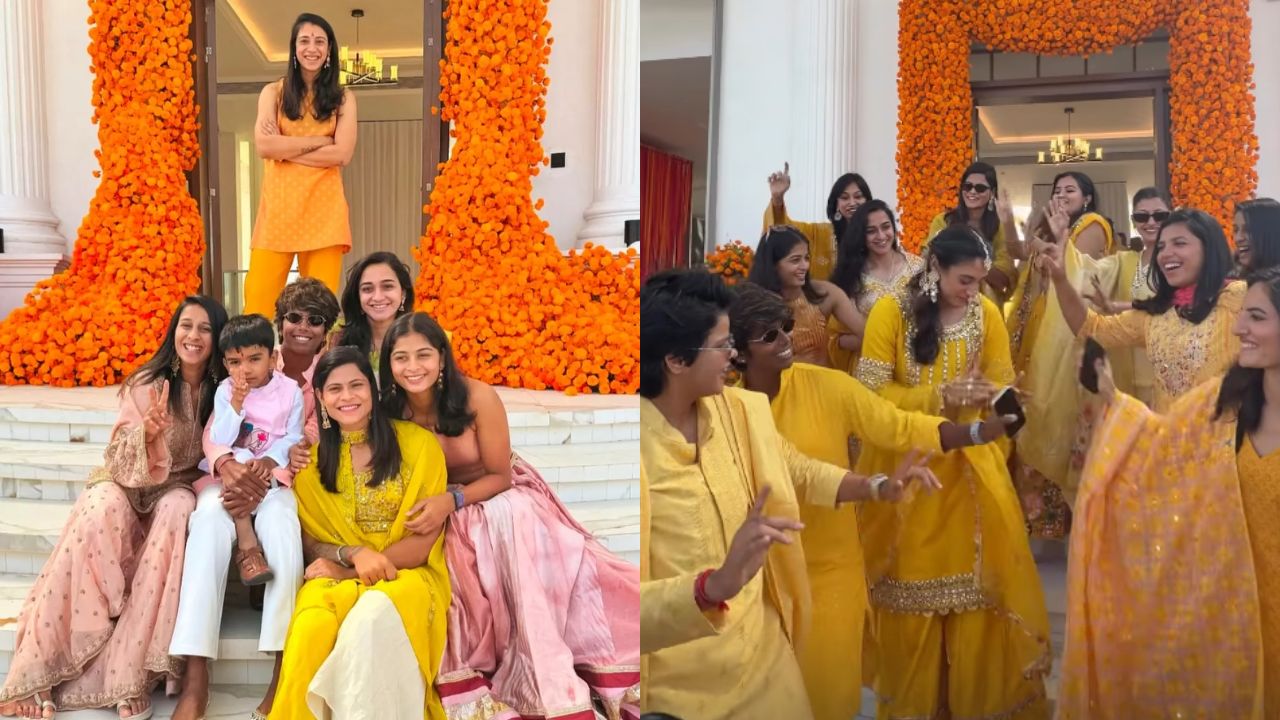 हल्दी फोटो में स्मृति गेट के पास खड़ी दिखीं, जबकि टीम इंडिया की खिलाड़ी सीढ़ियों पर बैठकर उनके साथ पोज दे रही थीं। सभी देसी अवतार में थीं, लेकिन सबसे ज्यादा नजरें दुल्हनिया स्मृति पर ही टिकी रहीं। (Img: Instagram)