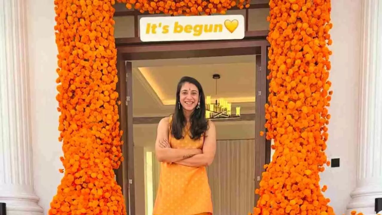 स्मृति मंधाना की हल्दी सेरेमनी की पहली फोटो आते ही सोशल मीडिया पर छा गई। वह स्लीवलेस शॉर्ट कुर्ते और प्लाज़ो में नजर आईं, जिन पर हल्का गोल्डन वर्क था। चेहरे पर नैचुरल ग्लो और मुस्कान ने लुक को और भी खास बना दिया। (Img: Instagram)