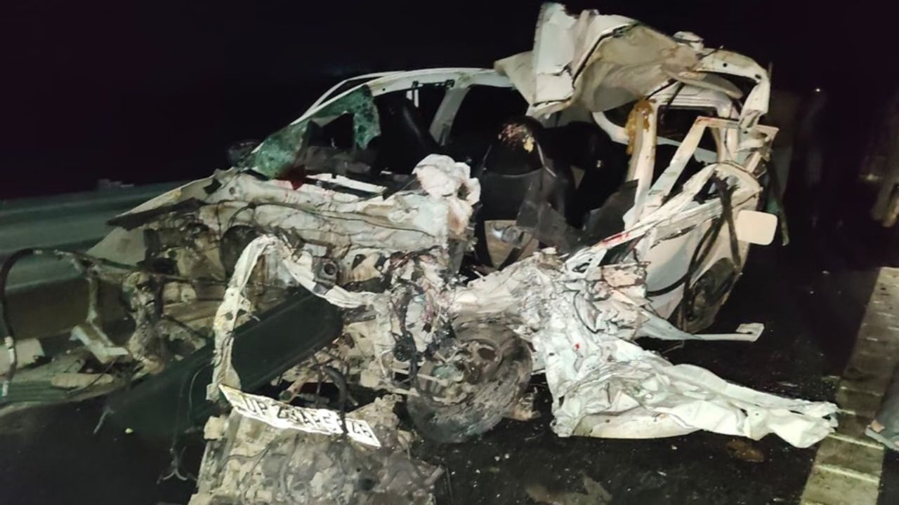 Sambhal Accident: गंगा एक्सप्रेसवे पर बड़ा हादसा, कार-ट्रक के बीच भीषण टक्कर; एक परिवार के 6 लोगों की मौत
