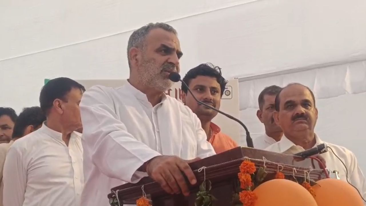 Sanjeev Balyan Viral Video: अपनी ही सरकार पर बरसे केंद्रीय मंत्री, बोले- प्रशासक बने डाकू, सब कुछ लूट लिया! Sanjeev Balyan Viral Video: अपनी ही सरकार पर बरसे केंद्रीय मंत्री, बोले- प्रशासक बने डाकू, सब कुछ लूट लिया!