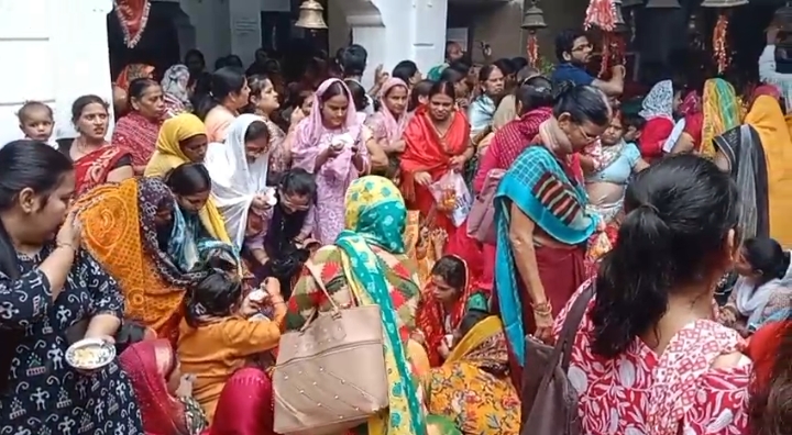 तुलसी विवाह पूजा में उमड़ा भक्तों का उत्साह, मंगल गीतों से गूंजा मनसा देवी मंदिर