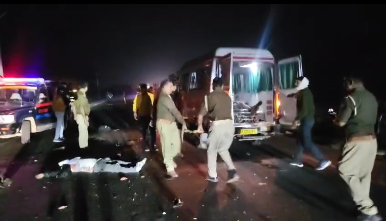 फतेहपुर में भीषण सड़क हादसा: बेकाबू ट्रक ने बाइक सवार तीन युवकों को रौंदा, दो की मौके पर मौत