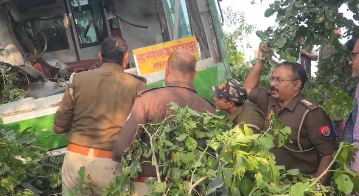 Road Accident: रायबरेली में बड़ा हादसा, सवारियों से भरी बांदा डिपो बस खाई में गिरी; चालक गंभीर रूप से घायल