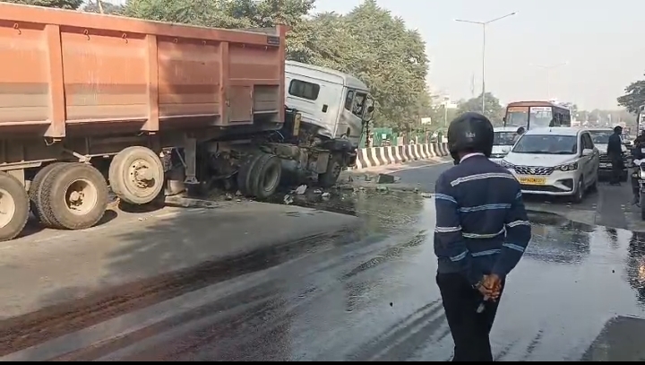 Raebareli Accident: रायबरेली में डिवाइडर से टकराया ट्रेलर, डीजल सड़क पर बिखरा