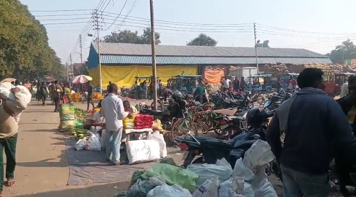 Raebareli: किसानों की धान बिक्री में फैली अव्यवस्था, वसूली का लगा आरोप