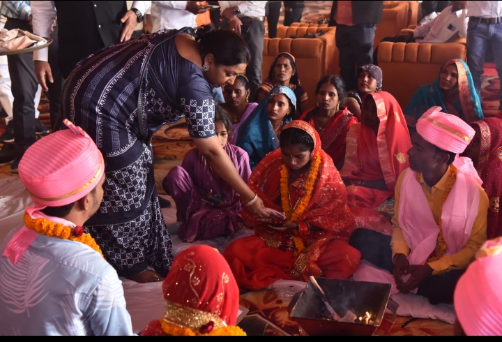 रायबरेली में मुख्यमंत्री सामूहिक विवाह योजना, 128 जोड़ों का विवाह और 7 निकाह संपन्न