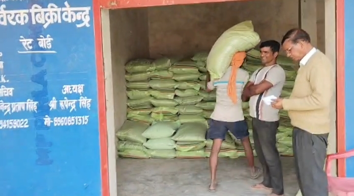 रायबरेली में रंग लाई जनप्रतिनिधियों की मेहनत, किसानों को मिलने लगी खाद