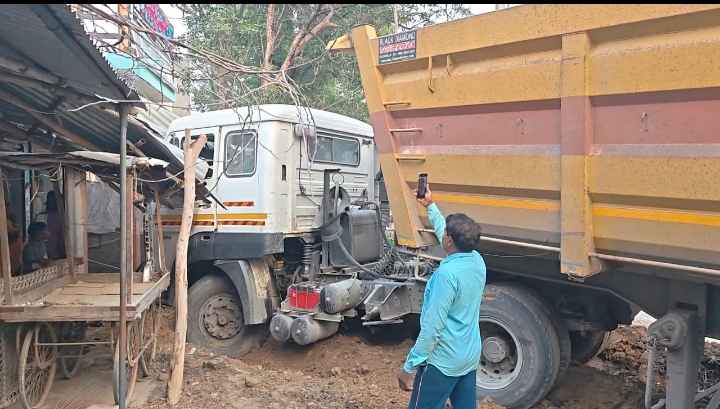 रायबरेली में दो सड़क हादसे: अनियंत्रित डंपर दुकान में घुसा, दो कारों की टक्कर से मचा हड़कंप