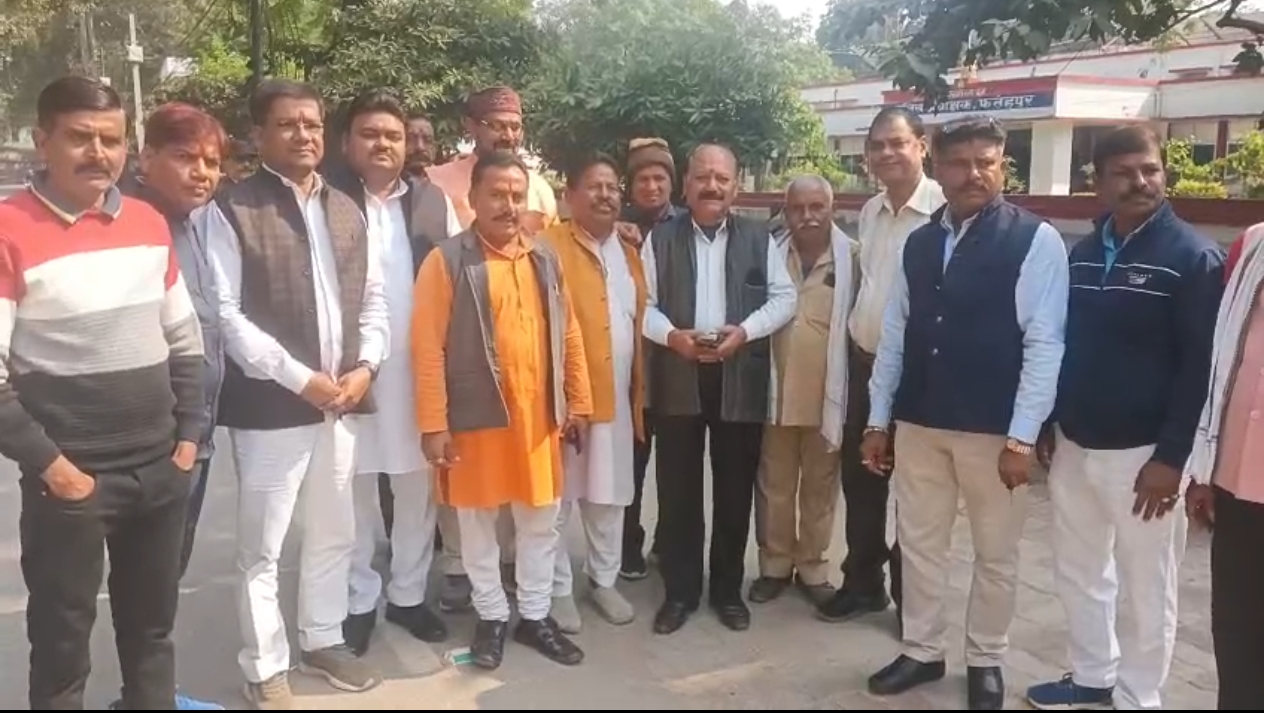 पुलिसकर्मियों पर व्यापारी नेता से मारपीट का आरोप, SP ऑफिस पर हंगामा; दोषियों की बर्खास्तगी की मांग