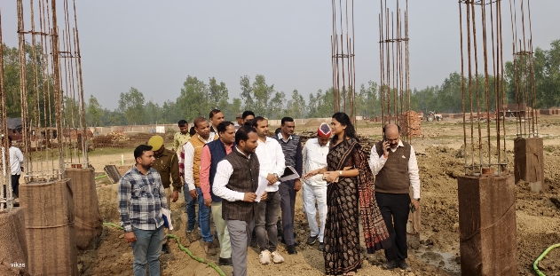 Raebareli DM अचानक पहुंची मॉडल कम्पोजिट विद्यालय; जानें क्या दिए निर्देश