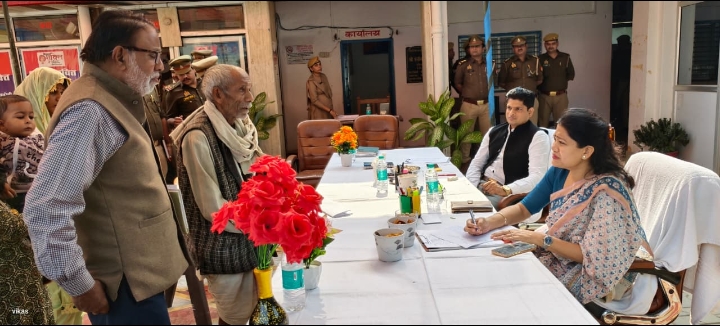 Raebareli News: डीएम-एसपी ने थाना समाधान दिवस पर सुनी लोगों की शिकायतें