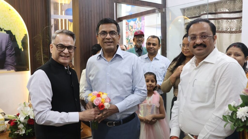 Senior Journalist Dr Bharat Agrawal falicitates Dr DY Chandrachud