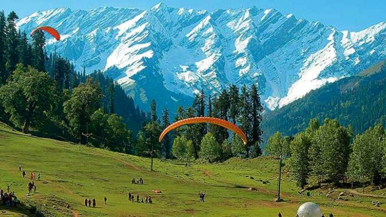 शिमला और मनाली जैसे हिल स्टेशन बर्फबारी का मजा लेने वालों के लिए परफेक्ट गंतव्य हैं। यहां की वादियां और ठंडी हवाएं सर्दियों का असली एहसास कराती हैं। (Img- Google) शिमला और मनाली जैसे हिल स्टेशन बर्फबारी का मजा लेने वालों के लिए परफेक्ट गंतव्य हैं। यहां की वादियां और ठंडी हवाएं सर्दियों का असली एहसास कराती हैं। (Img- Google)